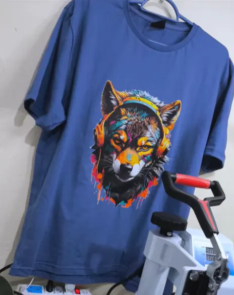 Camiseta sublimada com estampa de lobo